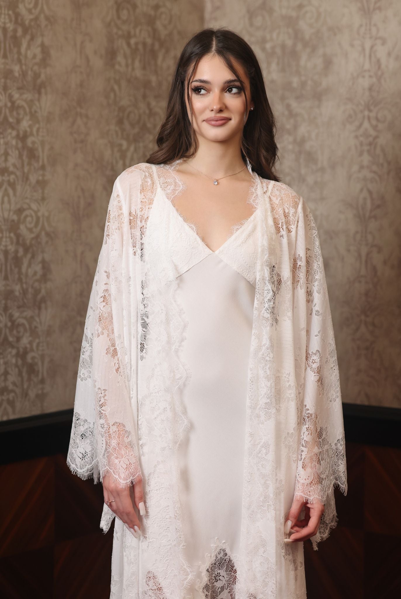 Mid-length view of the lace wrap, designed for refined evenings and maximum comfort during relaxing moments.