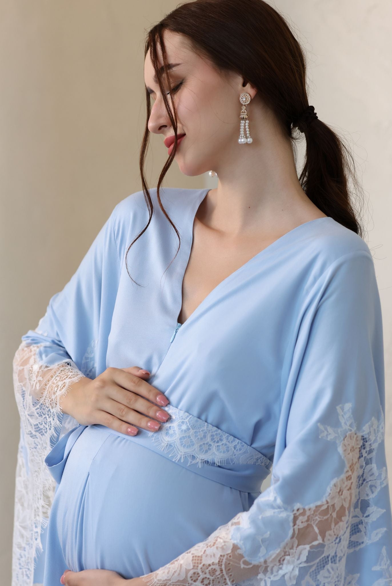 Close-up side profile focusing on the maternity bump and the gentle, non-clinging texture of the cotton-viscose blend.