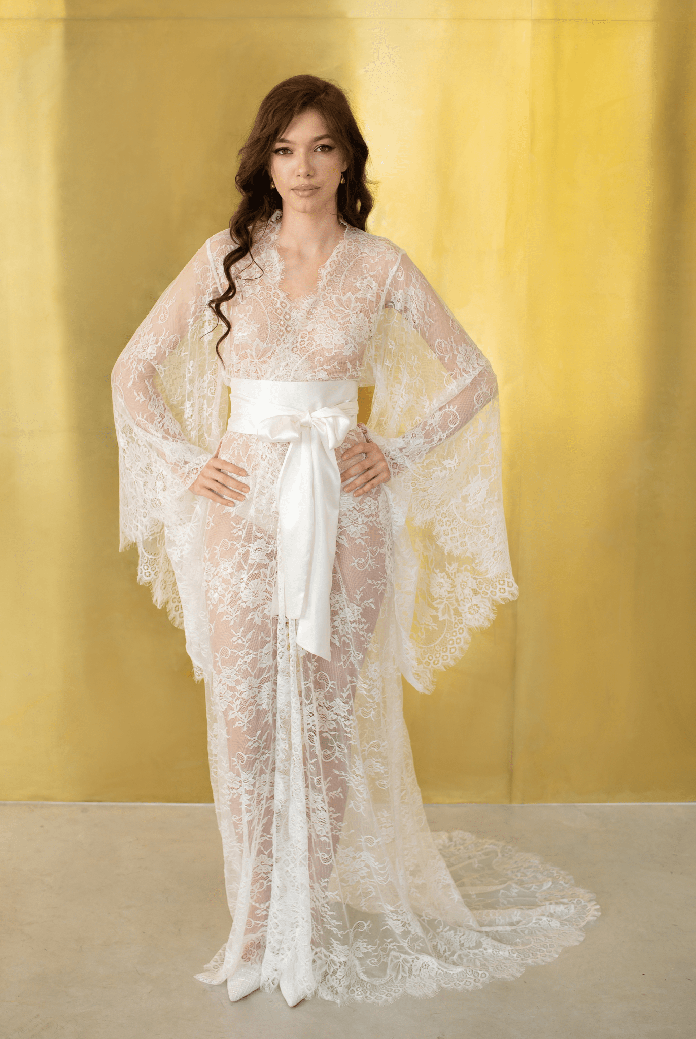 Bridal getting-ready robe in sheer ivory lace with scalloped trim – Kafemme