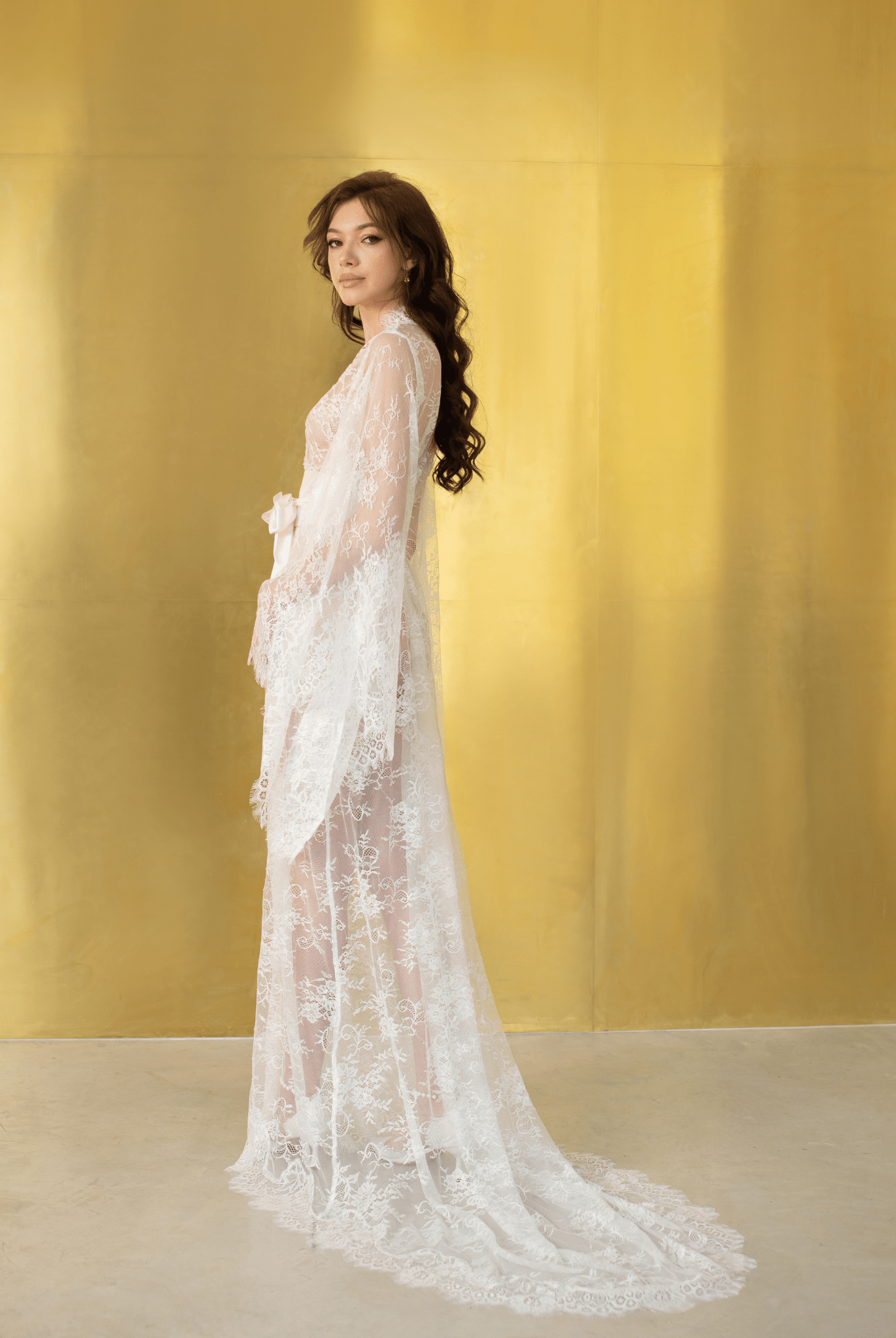 Bridal robe in sheer lace with long train and flared sleeves – Kafemme