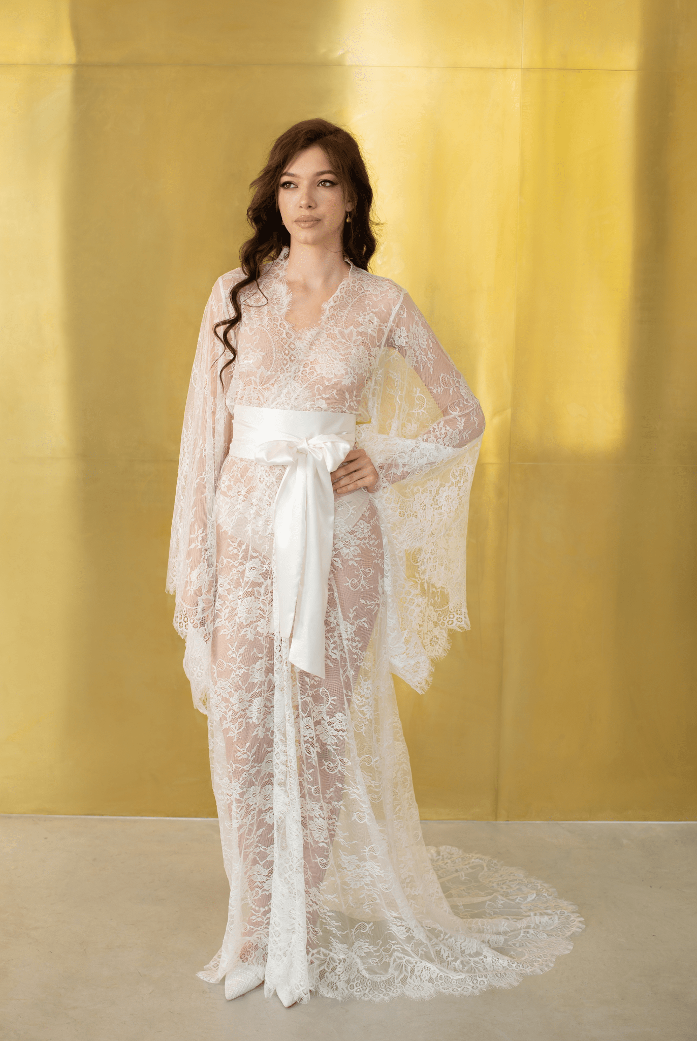 Delicate lace bridal robe with floral embroidery and satin accents – Kafemme
