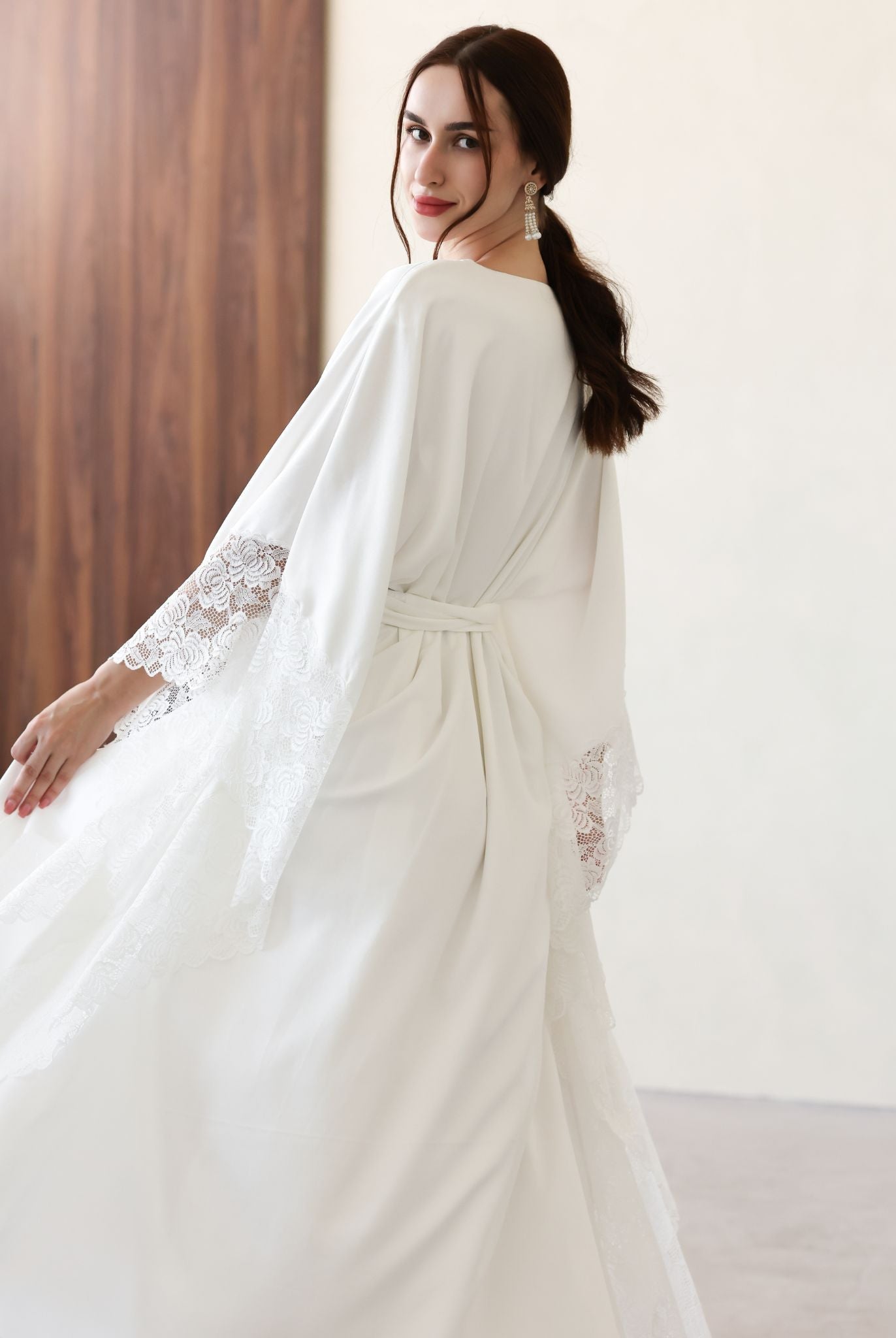 Elegant white cotton kaftan with flared sleeves and side slit, effortless and timeless.