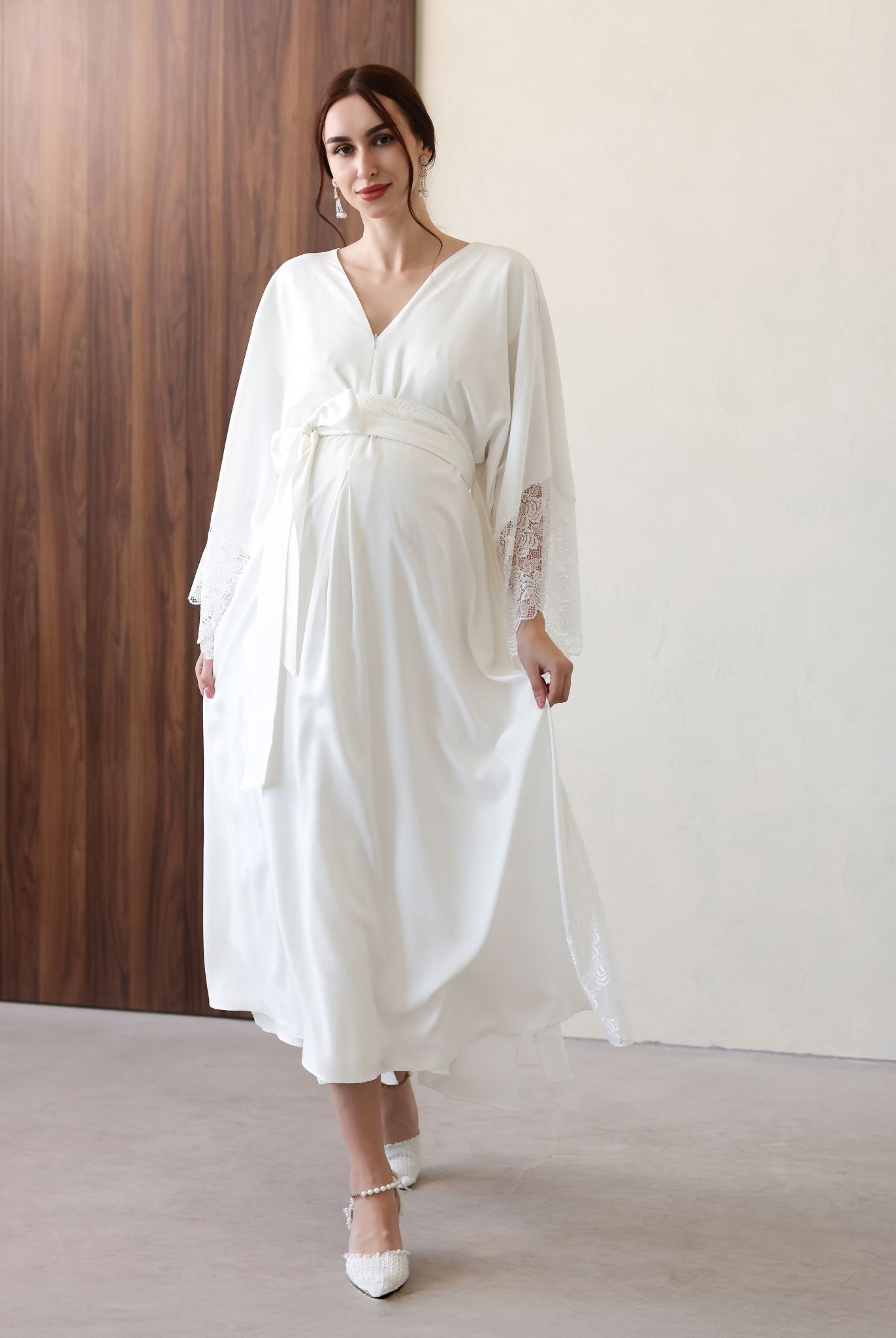 Elegant white kaftan with flared sleeves and side slit, effortless and timeless.