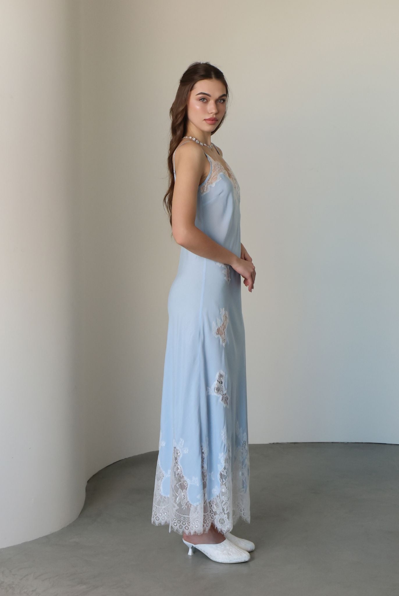 Side perspective of the cotton nightdress, ensuring maximum breathability and comfort for relaxing moments.