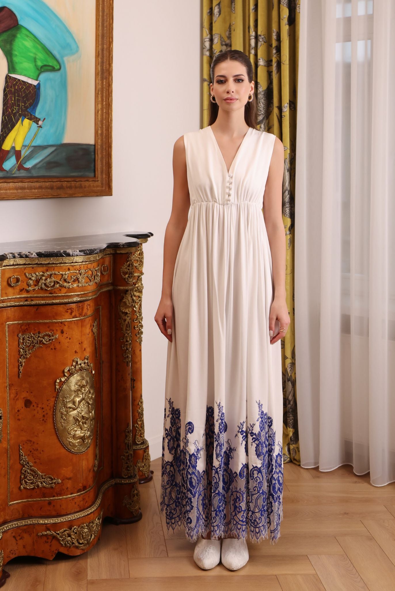 Frontal view of the cotton nightdress featuring a button décolleté closure for easy breastfeeding access.