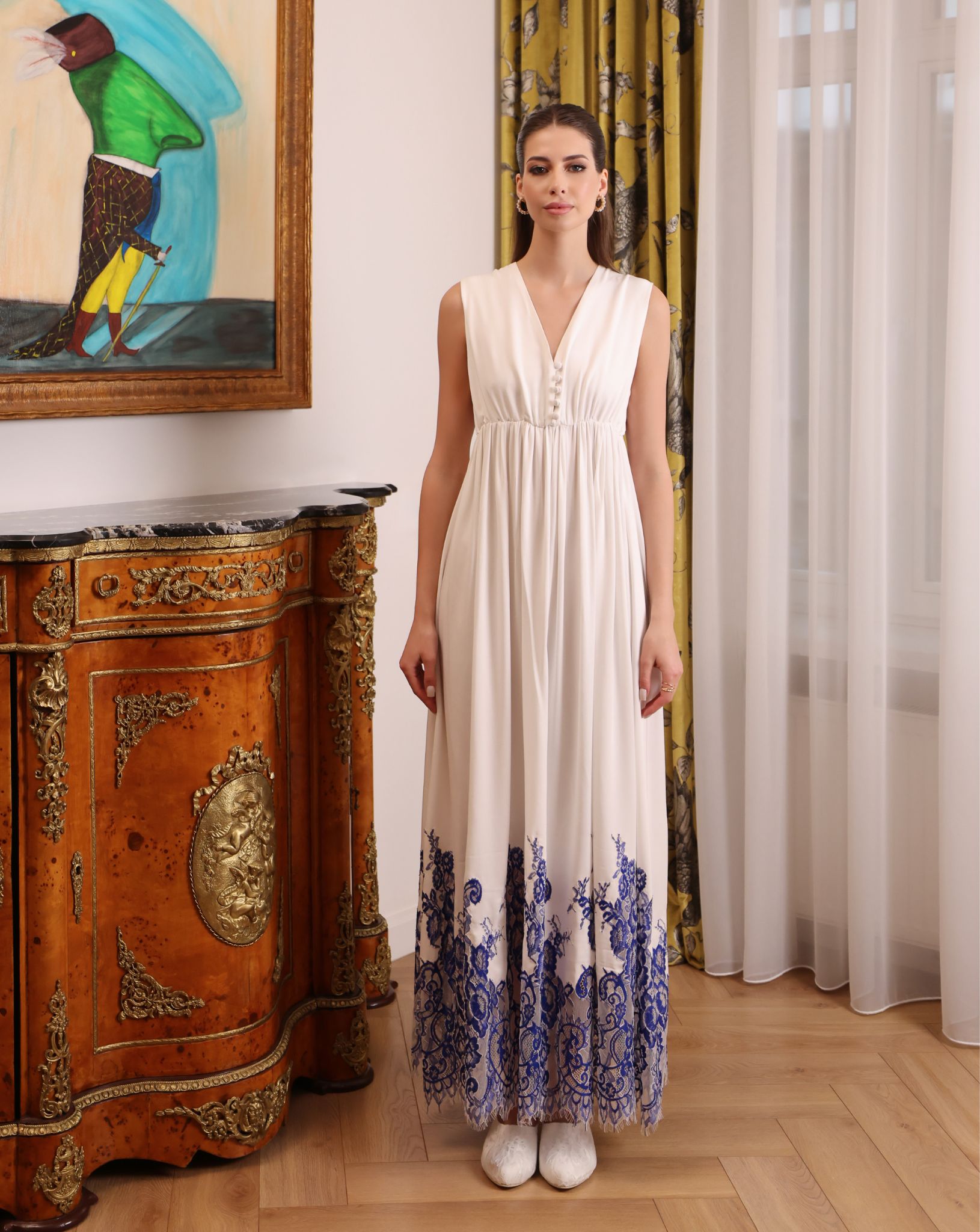 Frontal view of the cotton nightdress featuring a button décolleté closure for easy breastfeeding access.