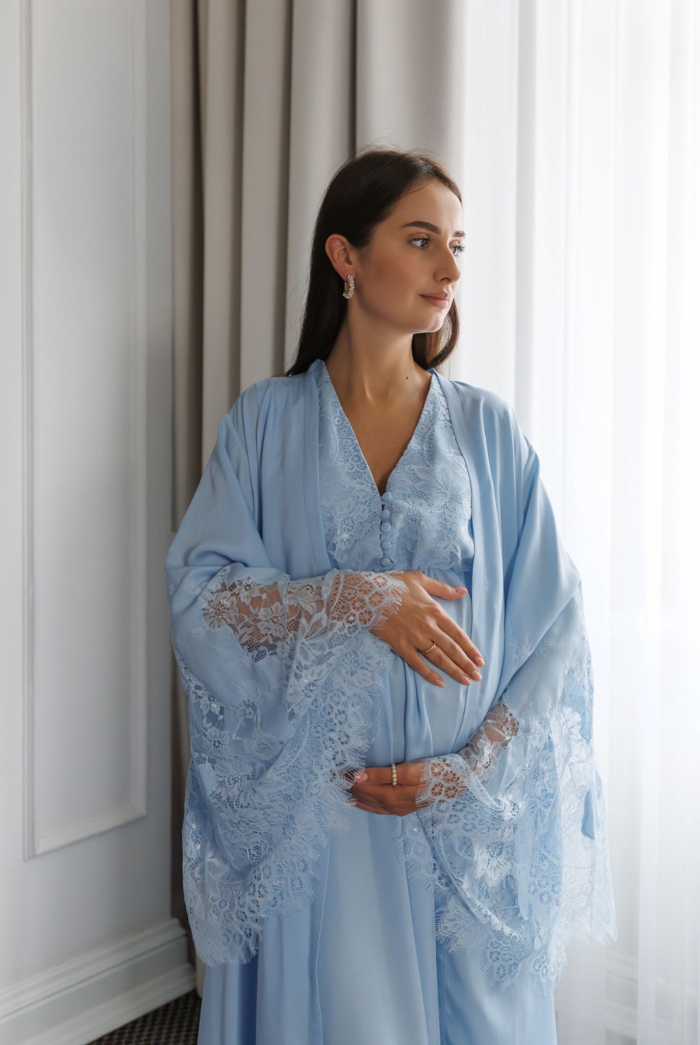 Pregnant model in elegant maternity robe and nightgown set in soft blue – Kafemme