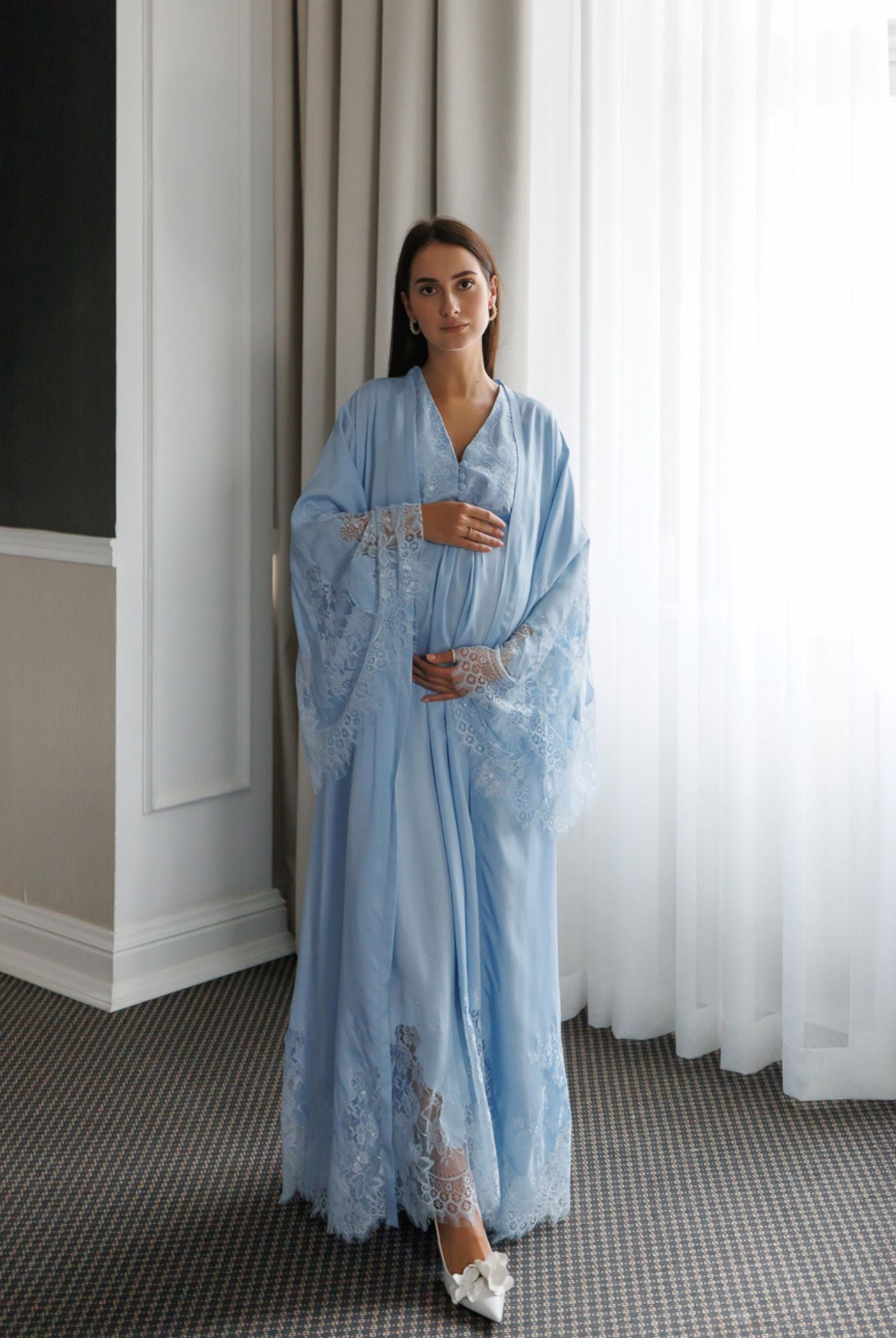 Blue maternity robe with wide lace sleeves and ankle-length hem – Kafemme