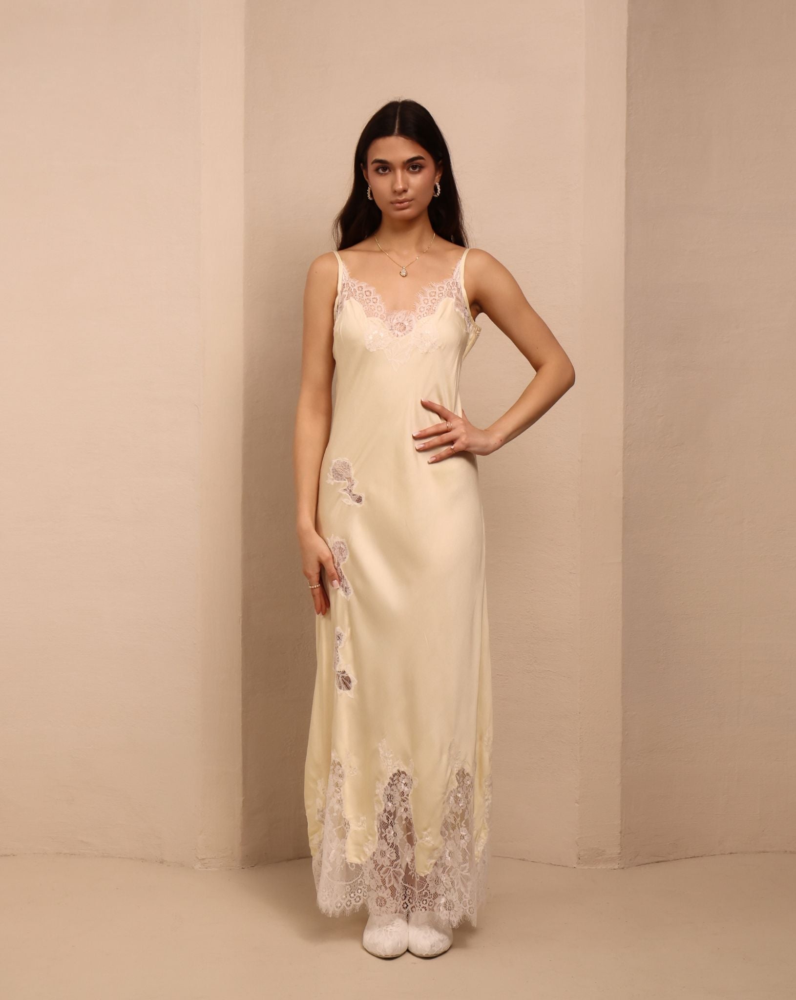 Frontal view of the nightgown with thin straps and lace around the neck, illustrating a soft and natural fit.