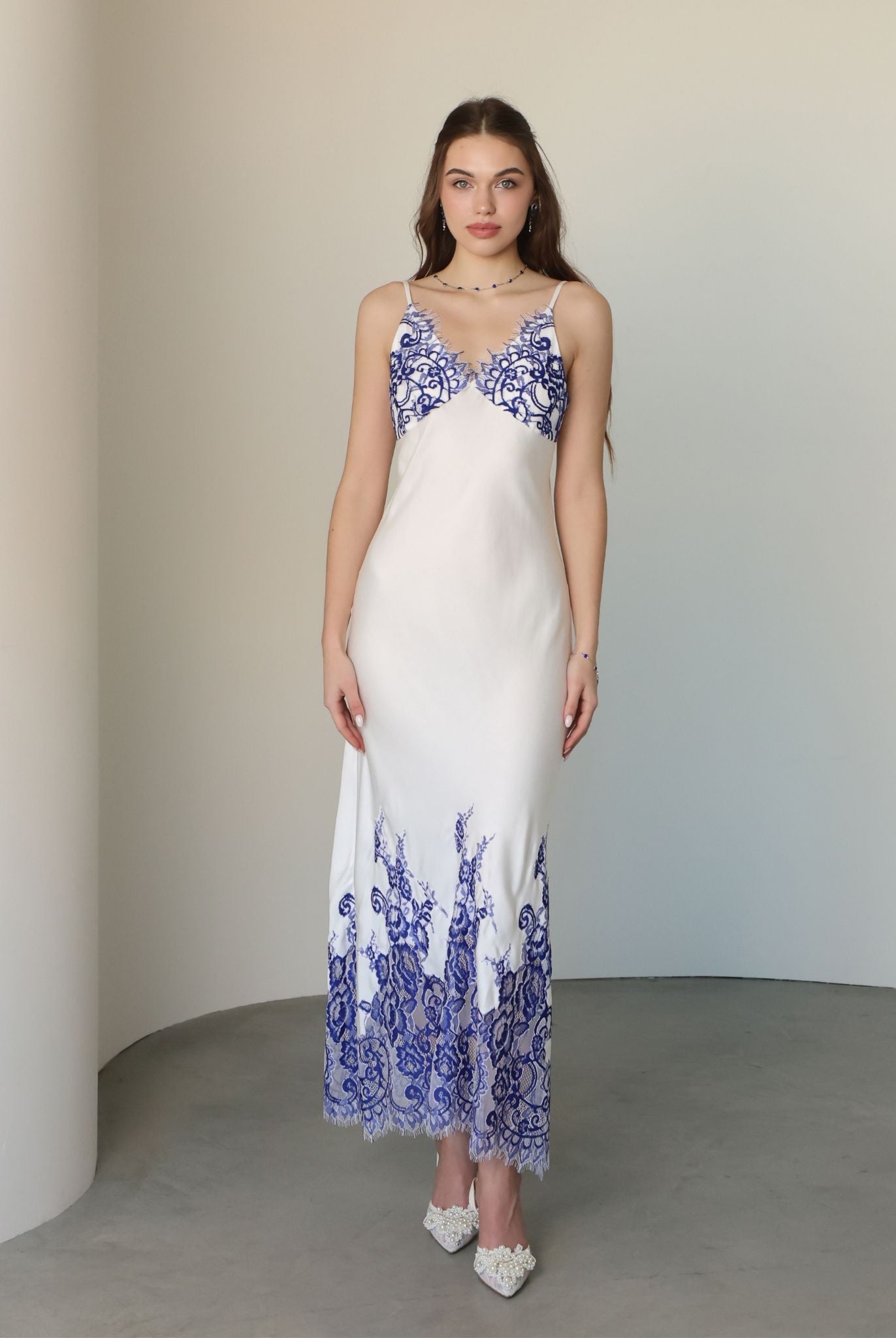 Frontal shot of the nightdress featuring non-padded cups and delicate lace for a calm and beautiful experience.