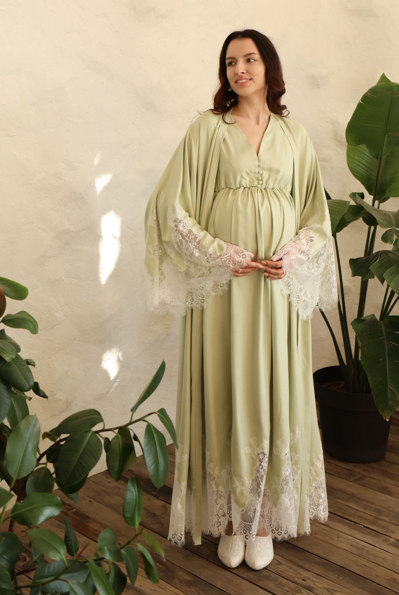 A static shot of the tied ensemble, illustrating a well-put-together look and natural comfort for mothers.