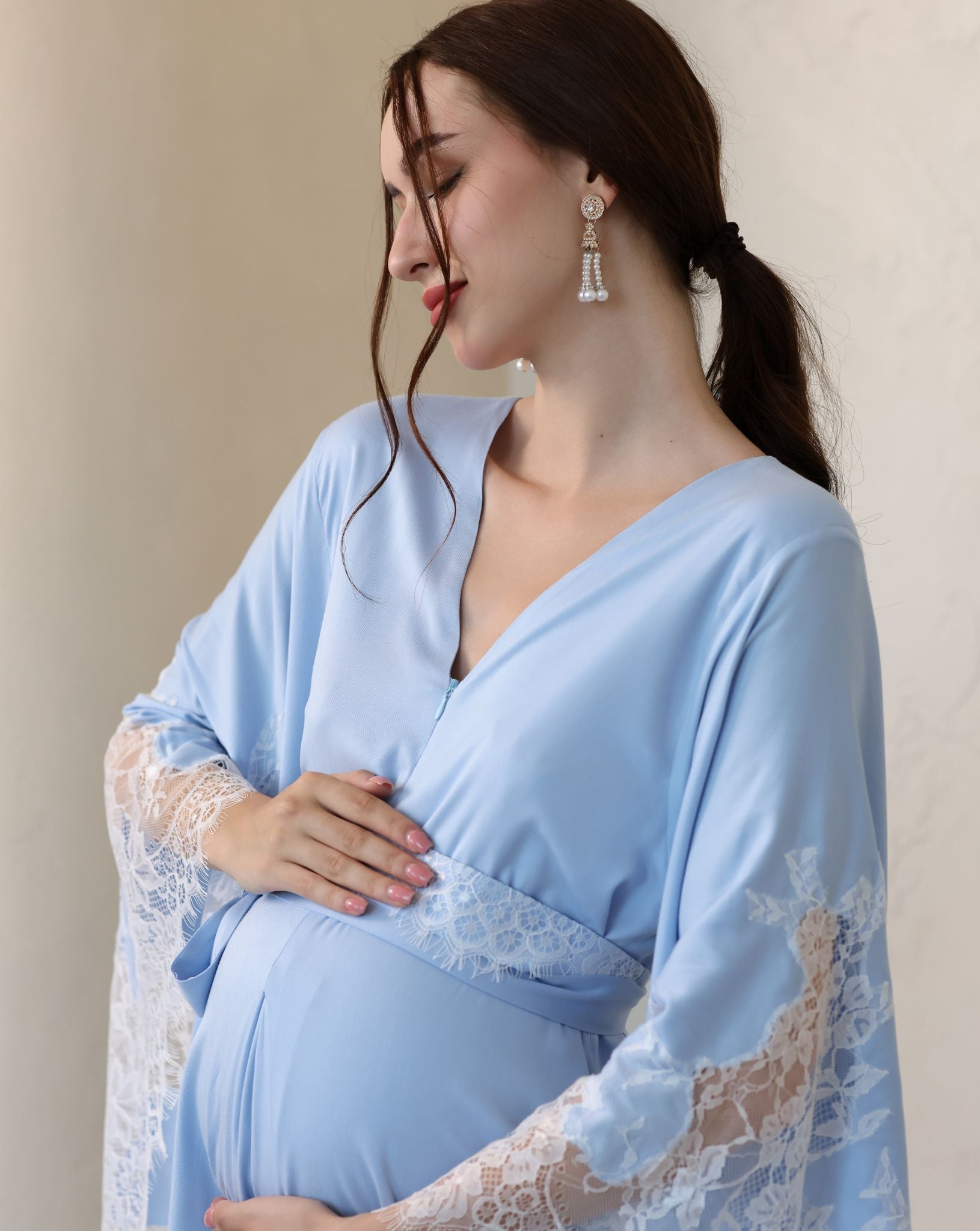 Close-up side profile focusing on the maternity bump and the gentle, non-clinging texture of the cotton-viscose blend.