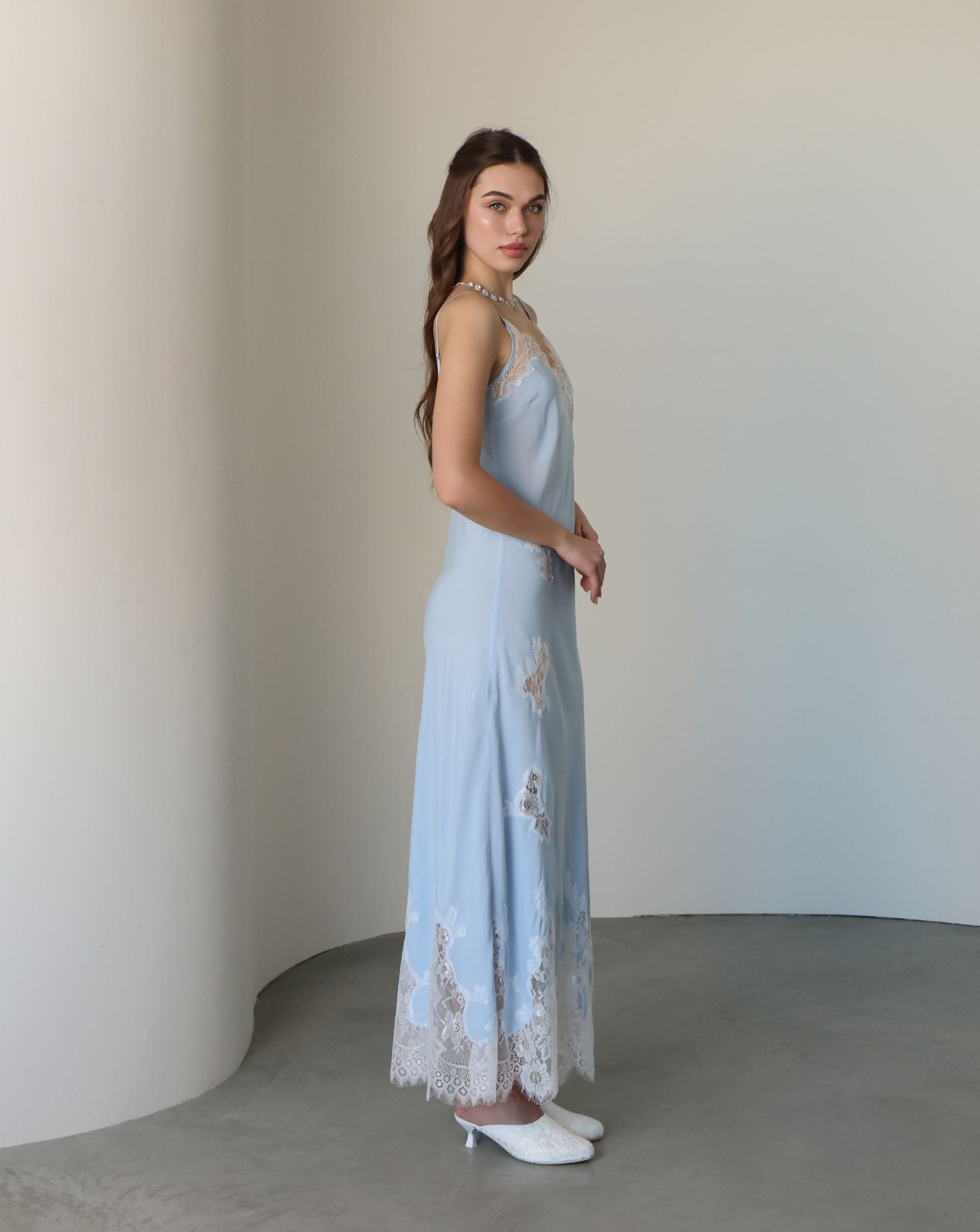 Side perspective of the cotton nightdress, ensuring maximum breathability and comfort for relaxing moments.