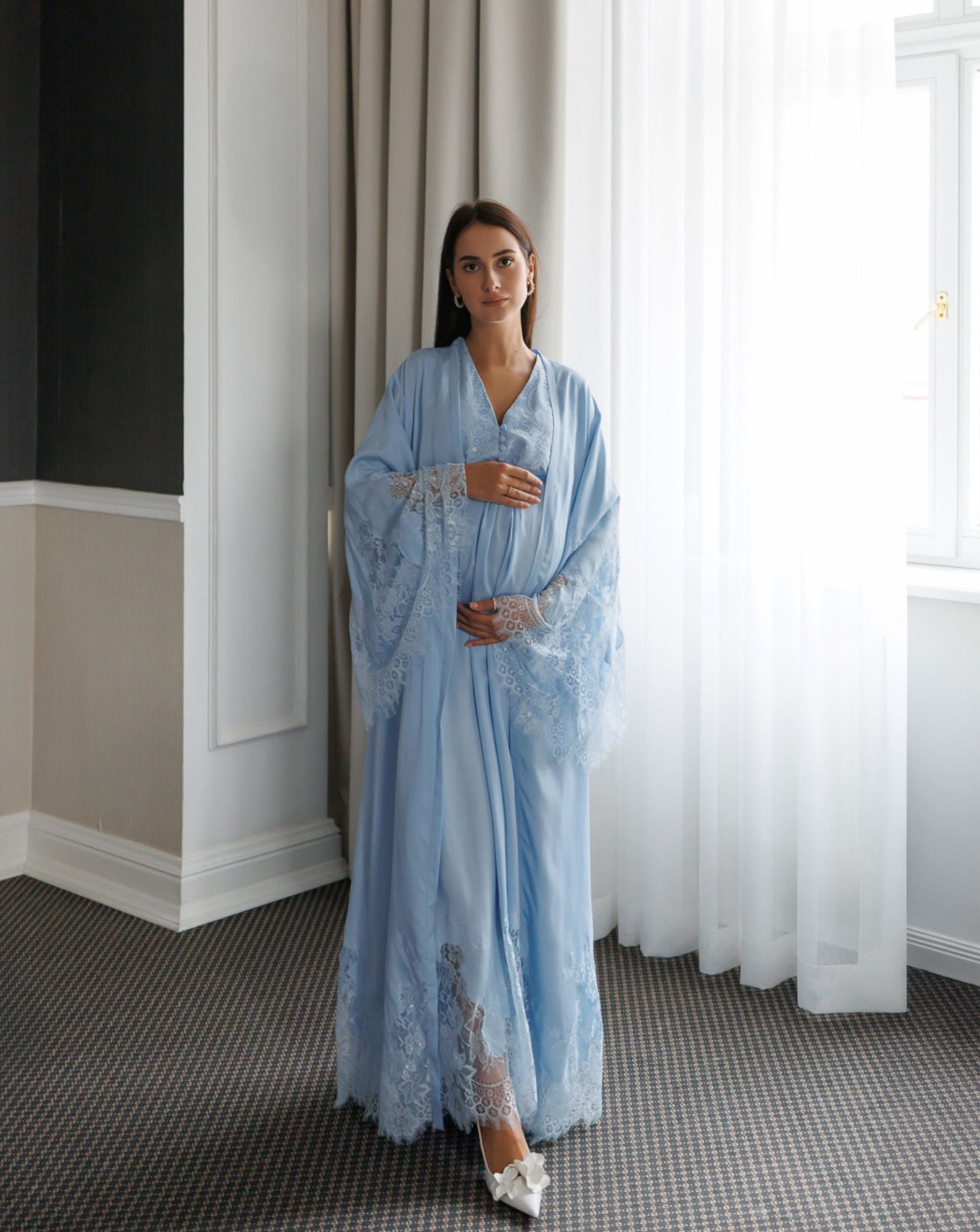 Blue maternity robe with wide lace sleeves and ankle-length hem – Kafemme