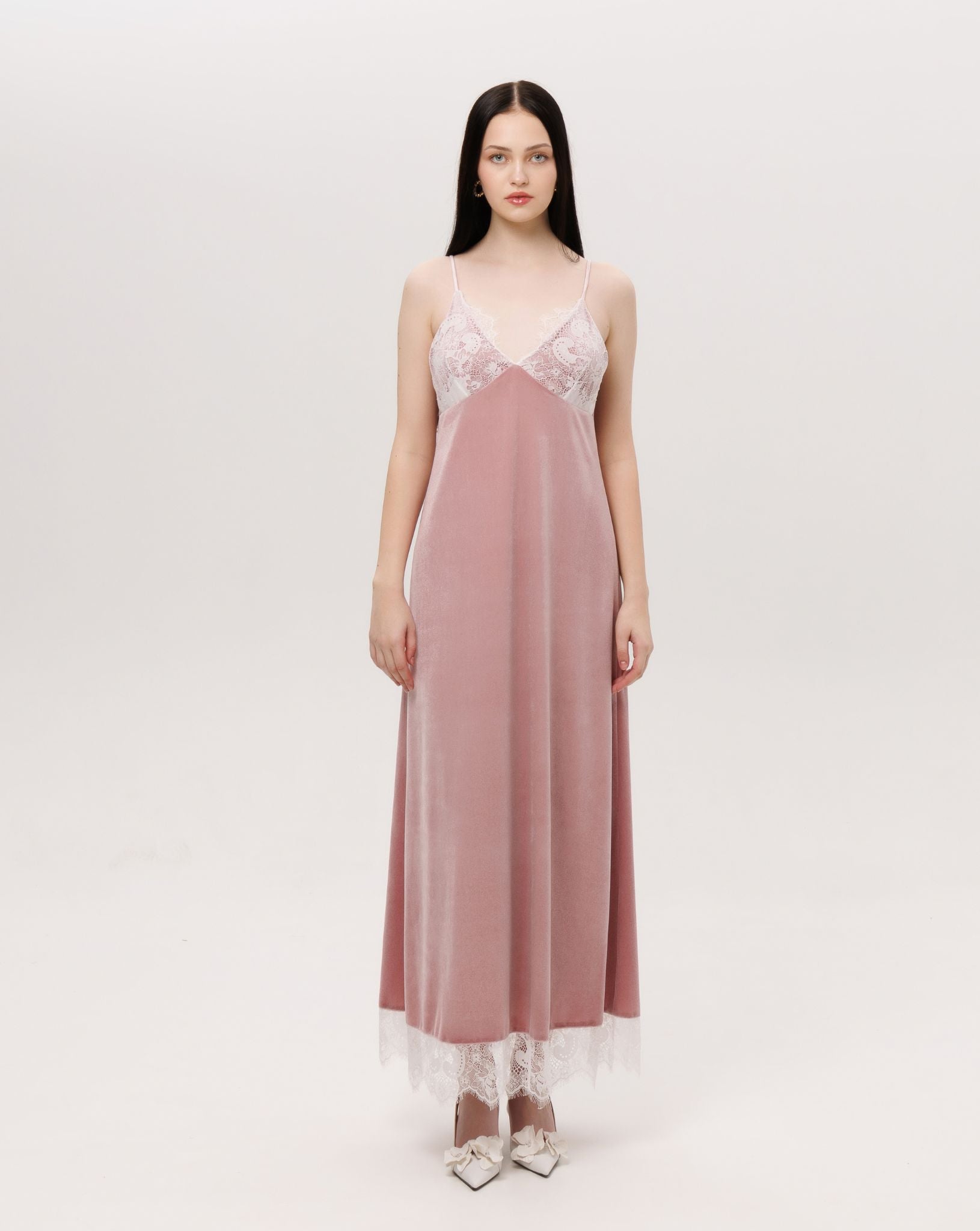 Frontal view of the long nightgown, featuring unpadded breast cups embellished with delicate lace for a comfortable fit.